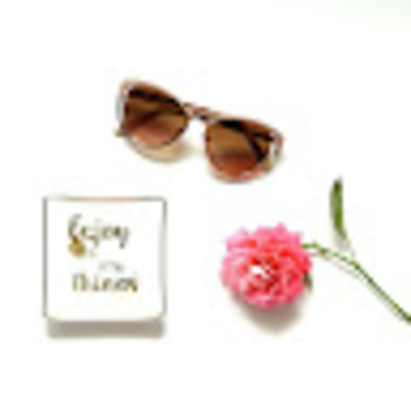 Meet your Posher, Flatlay - Picture 1 of 1